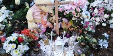 Nestydí se ani okrást mrtvou