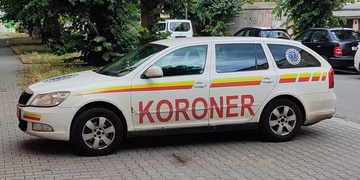 Dnes dopoledne byli dva sousedé na svých zahradách nalezeni zastřelení