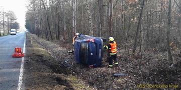 S autem narazil do stromu a převrátil se