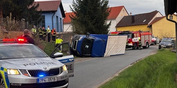 Dodávka rozmetala plynový sloupek a pak se převrátila na bok