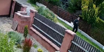 Zloděj využil nepozornosti obyvatel domů