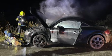 Auto začalo hořet za jízdy