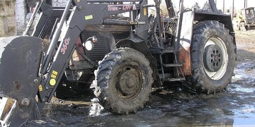 Pod řidičem začal hořet traktor, naštěstí stačil vyskočit a utéct