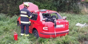 Řidička na mokré vozovce nezvládla svoje auto a vyletěla s ním ze silnice