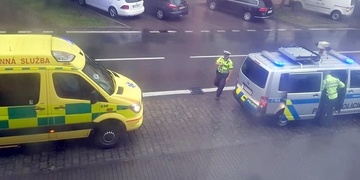 Auto srazilo a velmi vážně zranilo mladou chodkyni