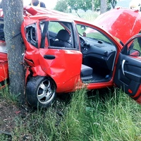 Žena nezvládla řízení a s vozem vyletěla z vozovky