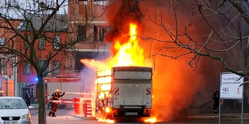 Rozsáhlý požár dodávky u Kauflandu