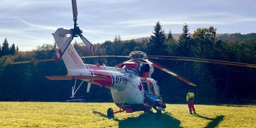 Motorkáře a jeho spolujezdkyni do nemocnice transportují letecky