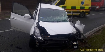 Čelní střet auta s náklaďákem