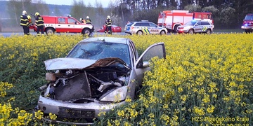 Vozidlo vyletělo ze silnice a rolovalo řepkou