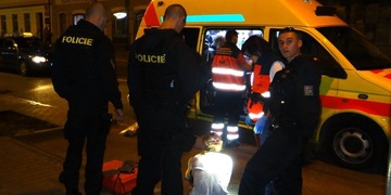 Žárlivec se popral, pak napadl záchranáře i policisty