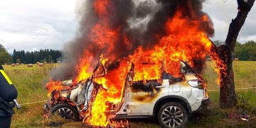 Silně opilý řidič nezvládl řízení, boural a málem uhořel