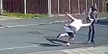 Stařenku zloděj vláčel po zemi