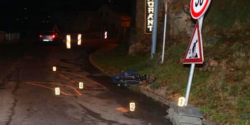 Cyklista si při nárazu do značky rozbil hlavu