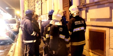 VAROVÁNÍ: Hasiči, plynaři a policie právě zasahují v Husově ulici