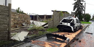 Projel autobusovou zastávkou i zdí