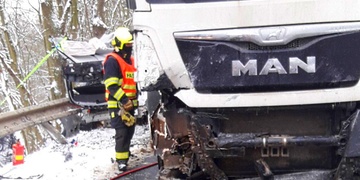 Po střetu s náklaďákem zůstal mladý řidič ve vraku zaklíněn