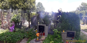 Hasiči zasahovali na hřbitově