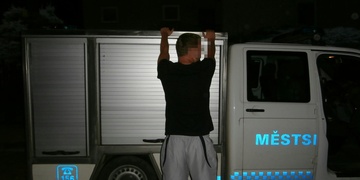 Jeden se dobýval do haly nádraží, druhý napadal lidi na Americké