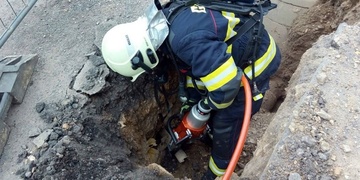 Bagrista prorazil plynovou přípojku