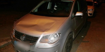 Vandal podupal zaparkovaná auta