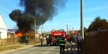 V Příkosicích právě hoří autoservis