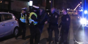 Opilý senior narazil do přívěsu protijedoucího auta