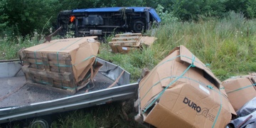 Dodávka s vlekem vyletěla ze silnice