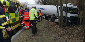 Projel křižovatkou a havaroval do lesa