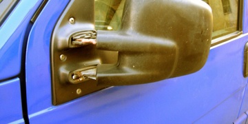 Se dvěma a půl promile se popral s autem