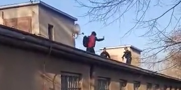 Pro pachatele si policisté museli dojít na střechu nemocnice