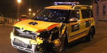 Záchranáři, jedoucí k případu, havarovali s účastníkem tuningové „spanilé jízdy“