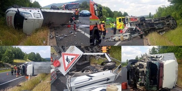 Dva nákladní vozy se po střetu na dálnici převrátily
