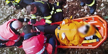 Záchrana těhotné ženy u vodopádu