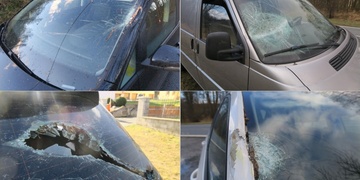 Na auta padaly stromy i střechy