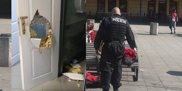 Rozzuřená žena prokopala dveře záchodu na nádraží