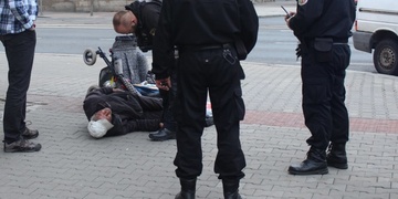 Bezdomovci se válejí po ulicích a zbytečně k nim vyrážejí záchranáři