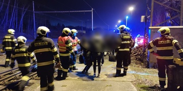 Vlak najel do nastražené hromady kamenů