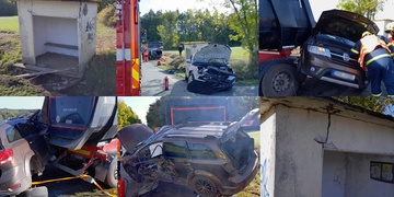 Náraz auto odhodil na autobusovou zastávku a nákladní vůz