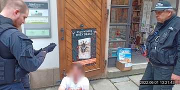 Hledaný muž se pokusil napadnout strážníka