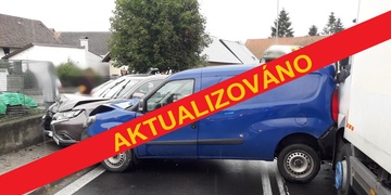 Hromadná dopravní nehoda uzavřela silnici z Plzně do Klatov - aktualizováno