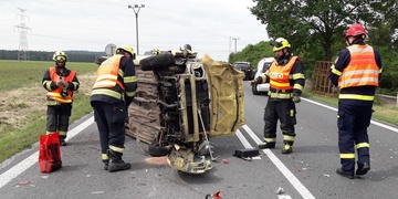 Střet tří vozů - jedno auto skončilo na boku, dva lidé byli zraněni