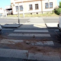 Malá holčička zůstala zaklíněná pod vozidlem