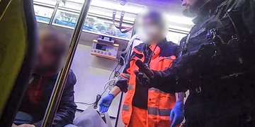Agresivní muž napadal zákazníky v nákupním centru