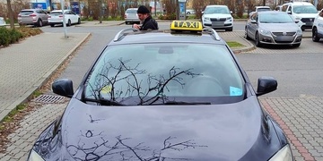 Taxikář na "invalidech" zaparkoval s cizí ZTP kartou