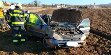 Řidička se s autem převrátila do pole