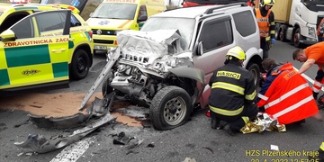 Osobní vůz se na dálnici D5 střetl s kamionem