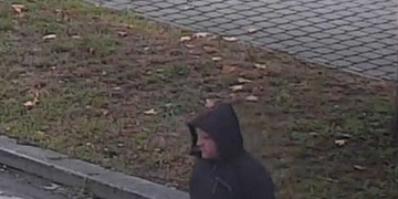 Policie zveřejnila fotografie pachatele ze včerejší loupeže - poznáte ho právě vy?