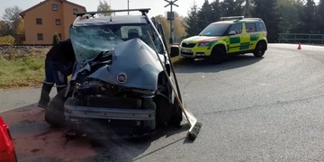 Vlak smetl auto z přejezdu