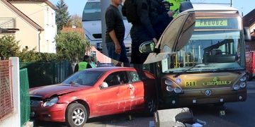 Těžce opilý Ukrajinec smetl zastávku a narazil do trolejbusu